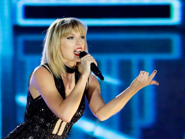 People Taylor Swift Fan Visit
