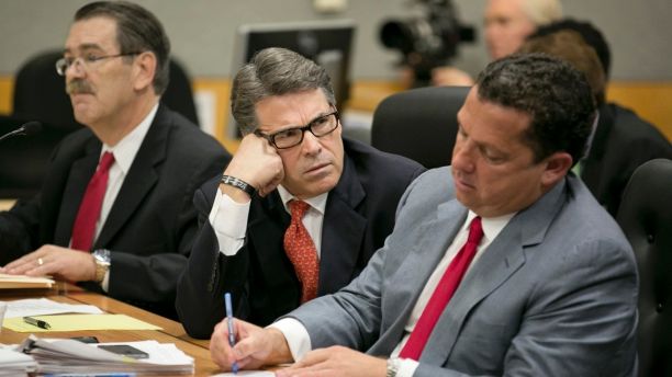 Texas Governor Rick Perry (C) and his lawyers David Botsford (L) and Tony Buzbee attend a pre-trial hearing to face abuse-of-power charges in the 390th District Court at the Blackwell-Thurman Criminal Justice Center in Austin, Texas November 6, 2014. Perry made his first court appearance on Thursday to face felony charges for abuse of power, a case that has cast a shadow over his possible run as Republican candidate in the 2016 presidential election. REUTERS/American-Statesman/Jay Janner/Pool AUSTIN CHRONICLE OUT, COMMUNITY IMPACT OUT, INTERNET MUST CREDIT PHOTOGRAPHER AND STATESMAN.COM (UNITED STATES - Tags: CRIME LAW POLITICS) - TM3EAB615BF01