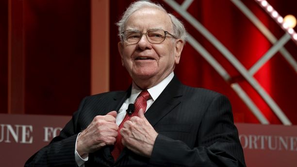 Warren Buffett, chairman and CEO of Berkshire Hathaway, prepares to speak at the Fortune's Most Powerful Women's Summit in Washington October 13, 2015. REUTERS/Kevin Lamarque/File Photo - TM3EC5D1GJZ01