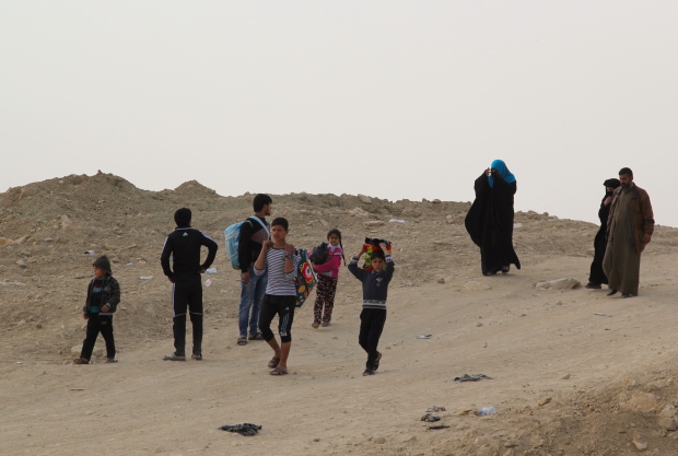 mosul-battle-isis-family-flees