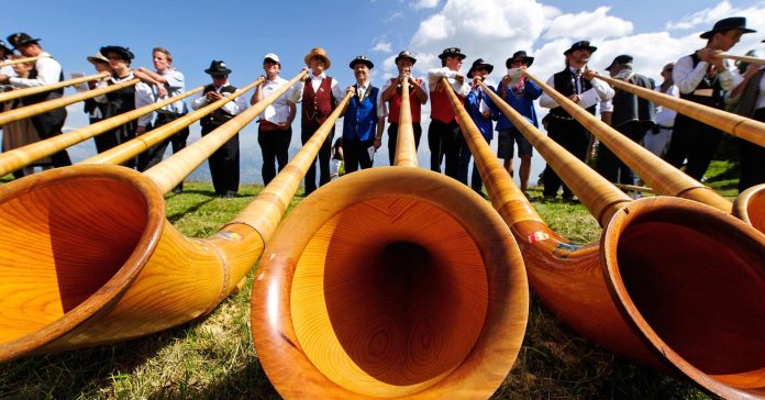 102618789-alphorns.1910x1000.jpg