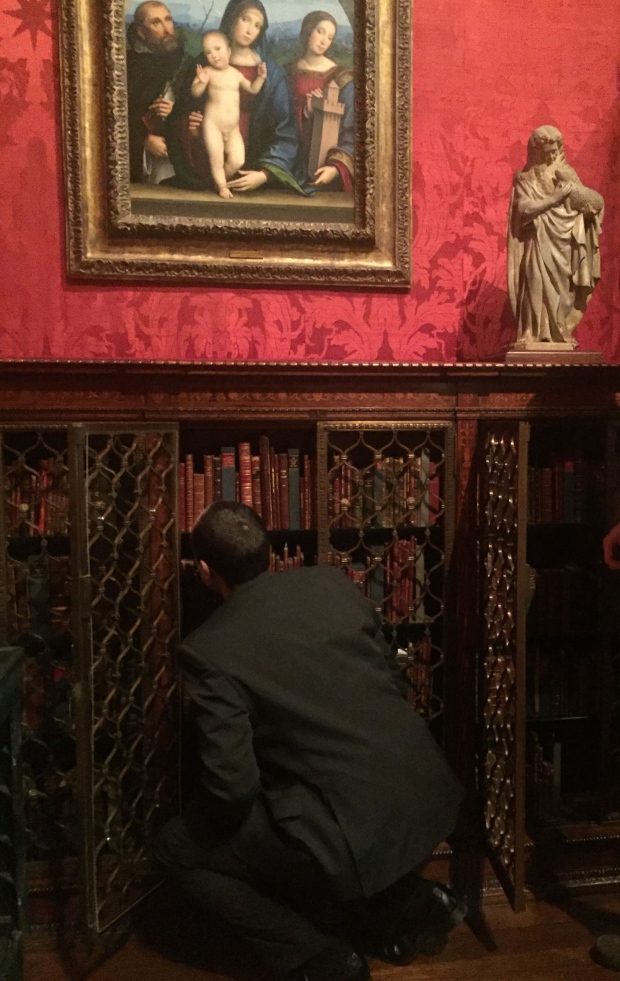 Jorge smelling books