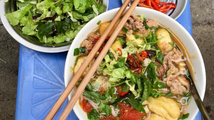 170331140007-hanoi-noodle-guide-bun-rieu-super-tease.jpg