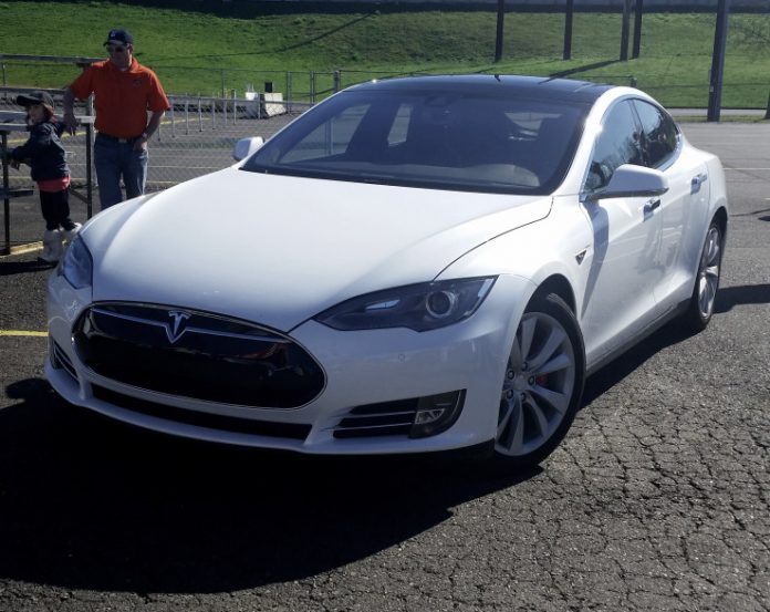 white-tesla-model-s-p85d.jpgw738