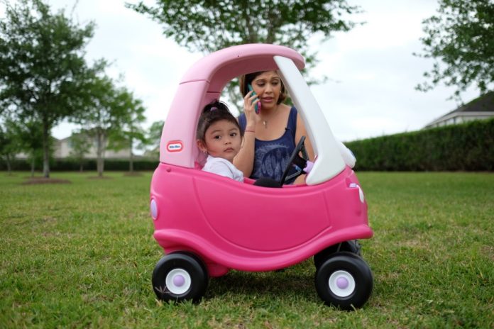 rose-and-carmen-with-the-car.JPG