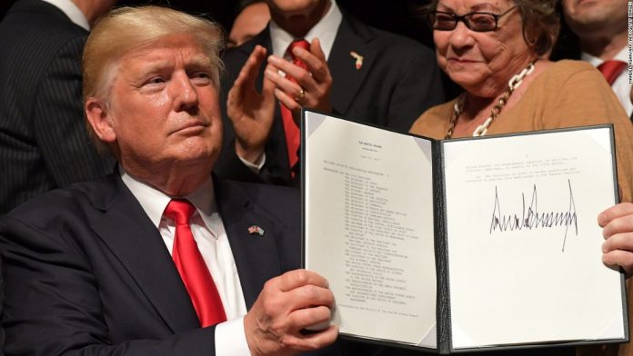 170616181943-cnnee-donald-trump-firma-memorandum-relaciones-cuba-eeuu-miami-super-tease.jpg