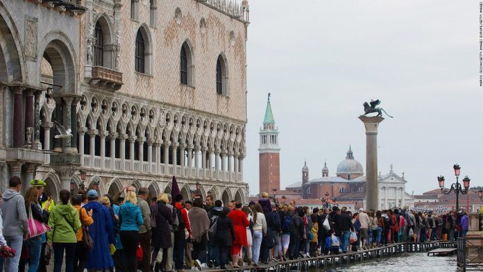 170607173703-venice-tourists-183567511-super-tease.jpg