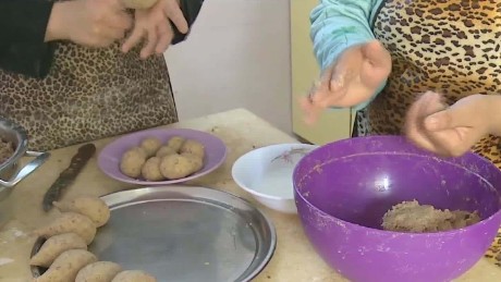 160918215450-refugees-cook-syrian-cuisine-in-egypt-ian-lee-pkg-00020802-large-169.jpg