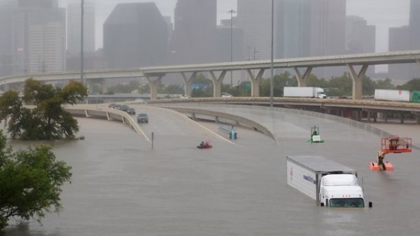 Interstate highway 45 is submerged from the effects of Hurricane Harvey seen during widespread flooding in Houston, Texas, U.S. August 27, 2017. REUTERS/Richard Carson TPX IMAGES OF THE DAY - RTX3DL7M