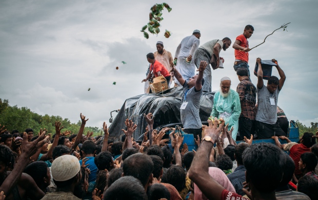 Rohingya food distribution