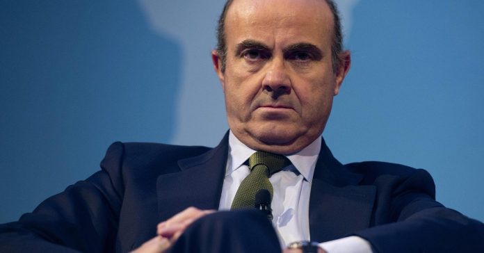 101437221-Spain_economy_minister.1910x1000.JPG