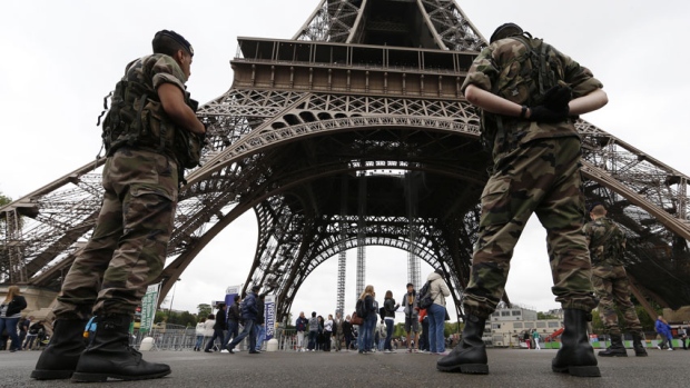 hi-paris-soldiers-rtxzepe