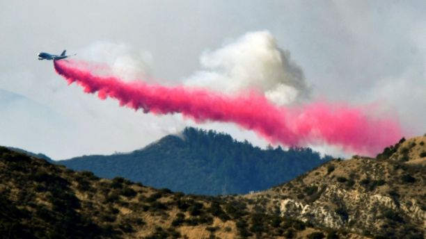 An aircraft drops fire retardant on the Thomas Fire , a wildfire in Fillmore, California, U.S., December 8, 2017.      REUTERS/Gene Blevins - RC1143AF1A10