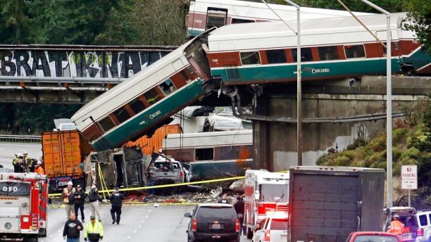Vagones de un tren Amtrak se ven caÃdos sobre la Interestatal cinco, junto a varios vehÃculos destrozados, con algunos vagones aún en las vÃas más arriba, el lunes 18 de diciembre de 2017 en DuPont, Washington. (AP Foto/Elaine Thompson)