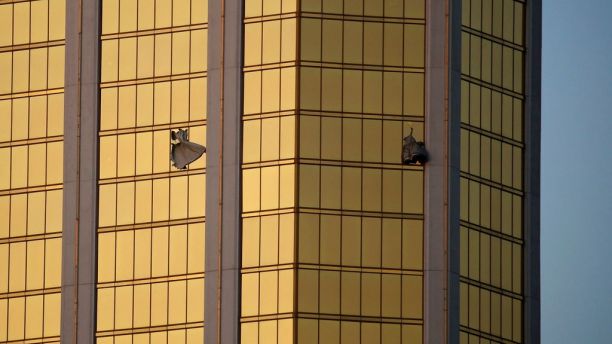 Varias cortinas salen de unas ventanas rotas en el hotel y casino Mandalay Bay en Las Vegas, el lunes 2 de octubre de 2017. Las autoridades dijeron que el atacante Stephen Craig Paddock rompió las ventanas y comenzó abrir fuego, donde mató a decenas de personas e hirió a centenas. (AP Foto/John Locher)