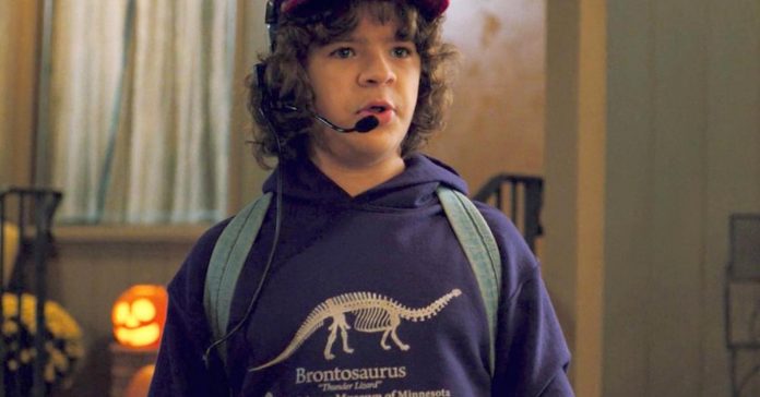104828906-stranger-things-sweatshirt.1910x1000.jpg