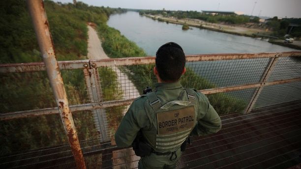 A U.S. border patrol agent looks over the Rio Grande river at the border between United States and Mexico, in Roma, Texas, U.S., May 11, 2017. REUTERS/Carlos Barria           SEARCH 