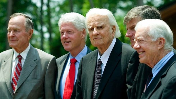 Former U.S. presidents, George H.W. Bush (L), Bill Clinton (2nd L) and Jimmy Carter (R), pose with evangelist Billy Graham and Franklin Graham (2nd R) before the Billy Graham Library Dedication on the campus of the Billy Graham Evangelistic Association in Charlotte, North Carolina May 31, 2007 . REUTERS/Chris Keane (UNITED STATES) - GM1DVJPRZLAA
