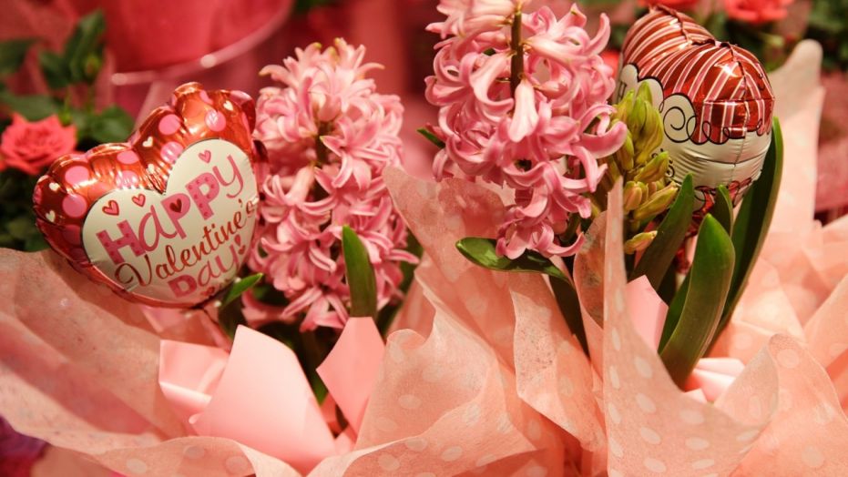 A Valentine's Day floral arrangement is seen at the Safeway store in Wheaton, Maryland February 13, 2015. REUTERS/Gary Cameron (UNITED STATES) - RTR4PJ5S