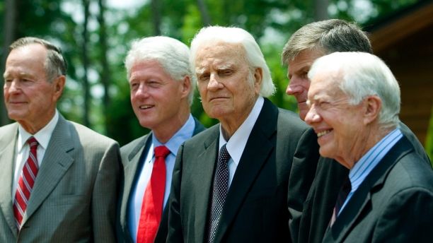 Former U.S. presidents, George H.W. Bush (L), Bill Clinton (2nd L) and Jimmy Carter (R), pose with evangelist Billy Graham and Franklin Graham (2nd R) before the Billy Graham Library Dedication on the campus of the Billy Graham Evangelistic Association in Charlotte, North Carolina May 31, 2007 . REUTERS/Chris Keane (UNITED STATES) - GM1DVJPRZLAA