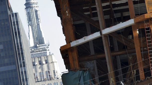 The Empire State Building is seen as construction continues on the 30 Hudson Yards building, Wells Fargo & Co.'s future offices on Manhattan's west side in New York March 22, 2016. REUTERS/Brendan McDermid - GF10000356540