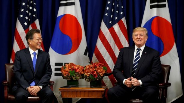 U.S. President Donald Trump meets with South Korean president Moon Jae-in during the U.N. General Assembly in New York, U.S., September 21, 2017. REUTERS/Kevin Lamarque - RC1E27F087E0