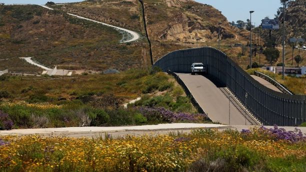 U.S. Border patrol agents man the fence with Mexico at Border Field State Park in San Diego, California, U.S., April 30, 2017. REUTERS/Mike Blake - RC1B3D93CF00